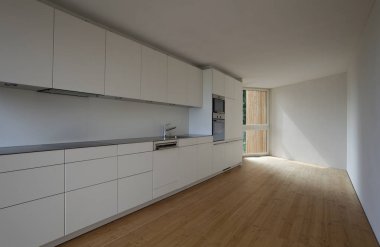 Toplam-beyaz en az mutfak ahşap zemin ile