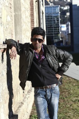 güneş gözlüğü (açık giyen genç Hintli adam portresi )