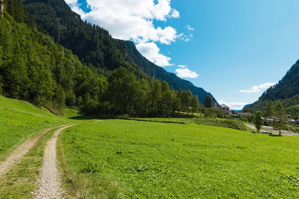 Paesaggio della valle svizzera a Rossa nei Grigioni — Foto Stock