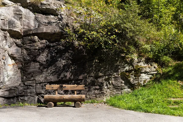 Wooden bench in the park, nobody — Stock Photo, Image