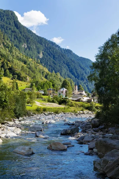 Utsikt över den byn av Rossa i Graubünden — Stockfoto