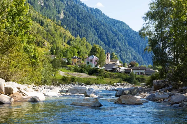 Utsikt över den byn av Rossa i Graubünden — Stockfoto