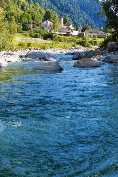 Utsikt över den byn av Rossa i Graubünden — Stockfoto