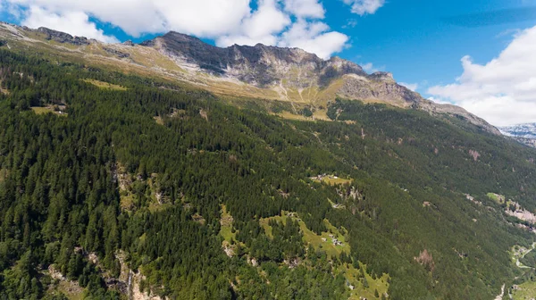 Flygfoto i kantonen Graubünden i Schweiz — Stockfoto