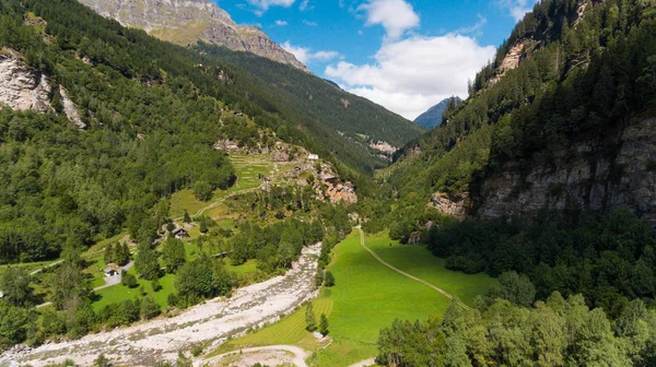 Flygfoto i kantonen Graubünden i Schweiz — Stockfoto