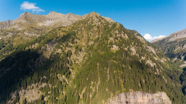 Letecký pohled na v kantonu Graubünden ve Švýcarsku — Stock fotografie