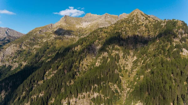 Letecký pohled na v kantonu Graubünden ve Švýcarsku — Stock fotografie