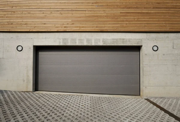 Entrada de la caja del coche (madera y cemento  ) — Foto de Stock