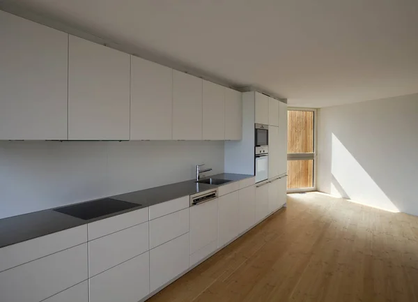 Celkem bílá minimální kuchyň s dřevěnou podlahou — Stock fotografie