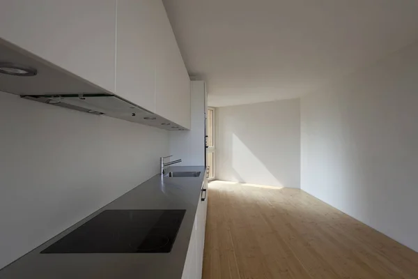 Cucina minimale total-white con pavimento in legno — Foto Stock