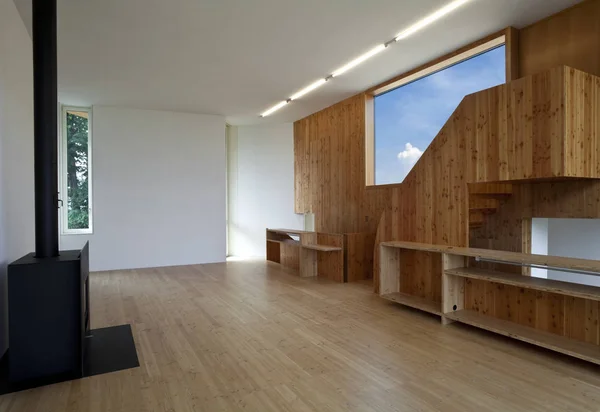 Intérieur en bois moderne avec cheminée minimaliste — Photo