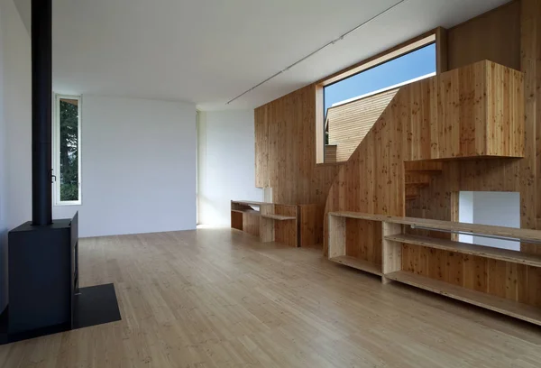 Intérieur en bois moderne avec cheminée minimaliste — Photo