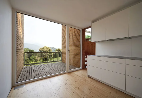 Cocina minimalista total-blanca con suelo de madera — Foto de Stock