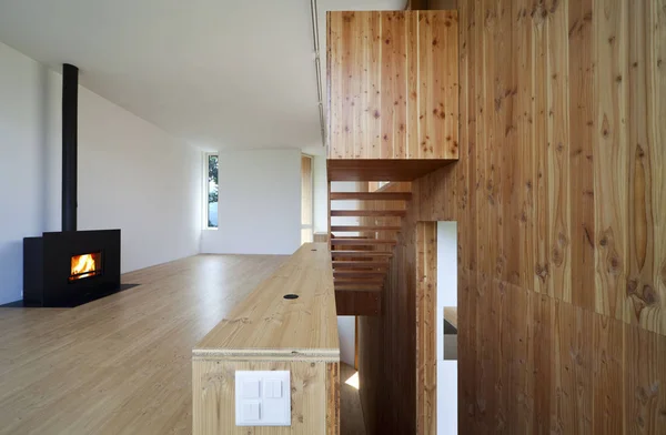 Современный деревянный интерьер с минималистским дымоходом — стоковое фото