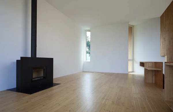 Intérieur en bois moderne avec cheminée minimaliste — Photo