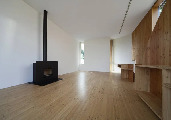 Modernes Holzinterieur mit minimalistischem Kamin — Stockfoto