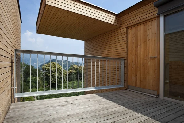 Totalmente balcón moderno de madera — Foto de Stock