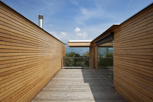 Całkowicie drewnianym balkonem nowoczesne — Zdjęcie stockowe