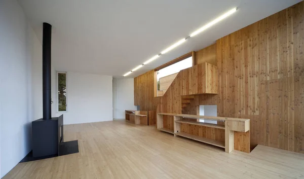 Intérieur en bois moderne avec cheminée minimaliste — Photo