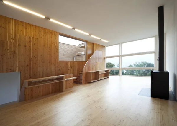 Intérieur en bois moderne avec cheminée minimaliste — Photo