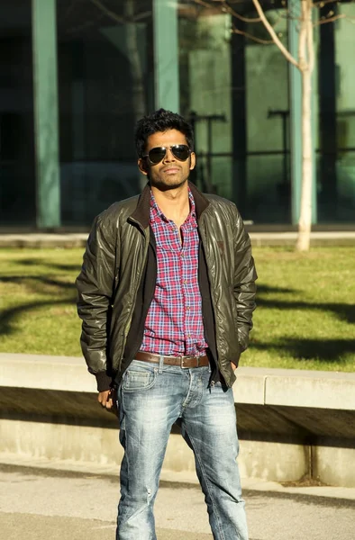 Joven hombre indio retrato usando gafas de sol (al aire libre  ) —  Fotos de Stock