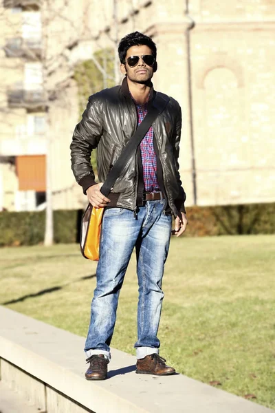 Joven hombre indio retrato usando gafas de sol (al aire libre  ) —  Fotos de Stock