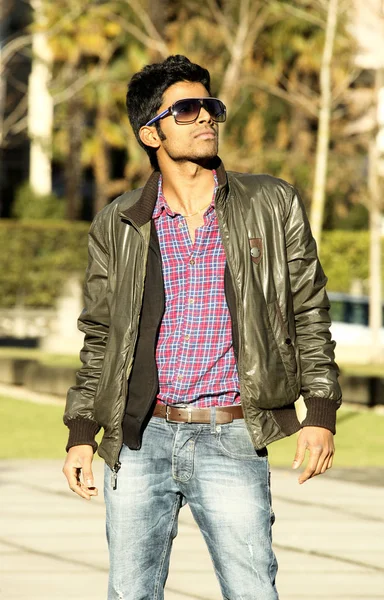 Portret van de jonge Indiase man dragen van een zonnebril (buiten ) — Stockfoto