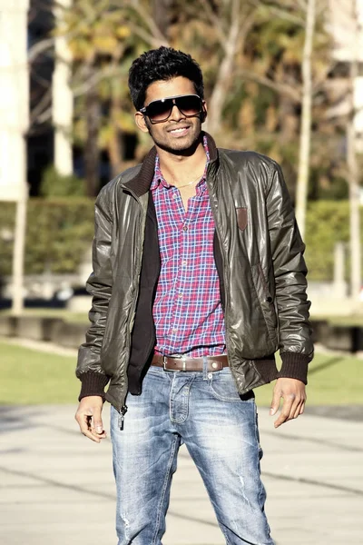 Joven hombre indio retrato usando gafas de sol (al aire libre  ) —  Fotos de Stock