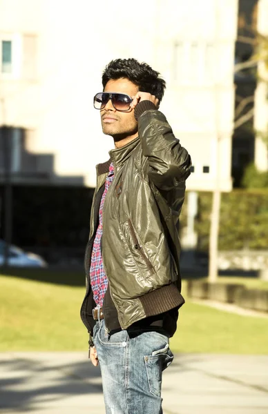 Joven hombre indio retrato usando gafas de sol (al aire libre  ) —  Fotos de Stock