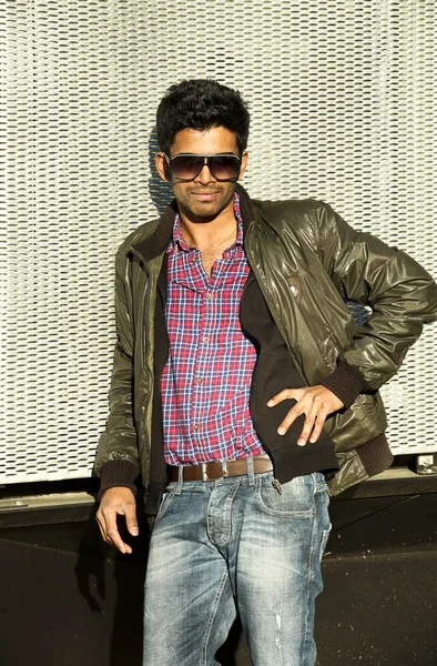 Portret van de jonge Indiase man dragen van een zonnebril (buiten ) — Stockfoto