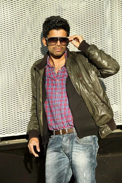 Unga indiska man stående bär solglasögon (utomhus ) — Stockfoto