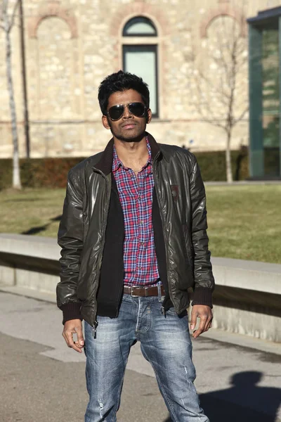 Joven hombre indio retrato usando gafas de sol (al aire libre  ) —  Fotos de Stock