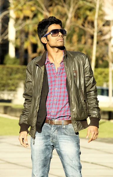 Joven hombre indio retrato usando gafas de sol (al aire libre  ) —  Fotos de Stock