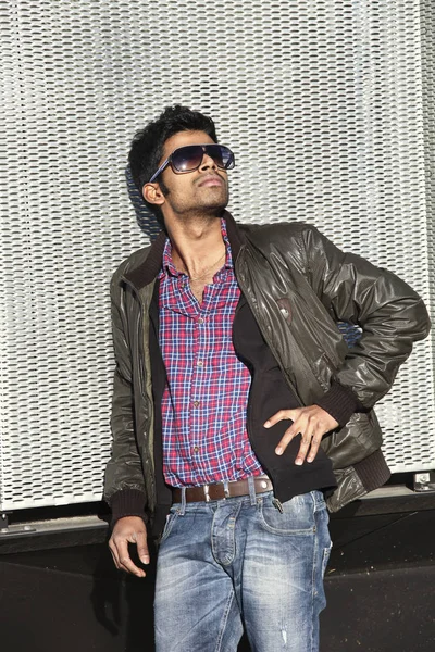 Joven hombre indio retrato usando gafas de sol (al aire libre  ) —  Fotos de Stock