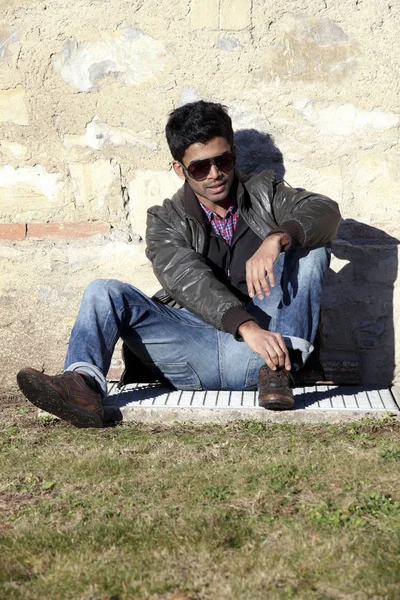 Joven hombre indio retrato usando gafas de sol (al aire libre  ) —  Fotos de Stock