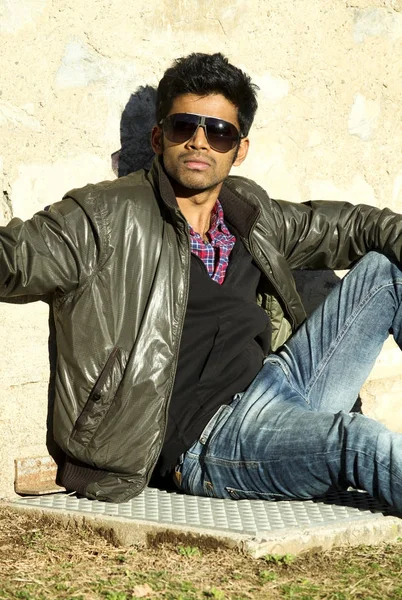 Joven hombre indio retrato usando gafas de sol (al aire libre  ) —  Fotos de Stock