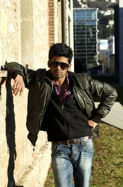 Joven hombre indio retrato usando gafas de sol (al aire libre  ) —  Fotos de Stock
