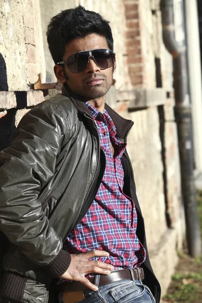 Joven hombre indio retrato usando gafas de sol (al aire libre  ) —  Fotos de Stock