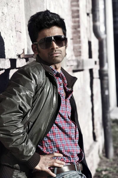Joven hombre indio retrato usando gafas de sol (al aire libre  ) — Foto de Stock