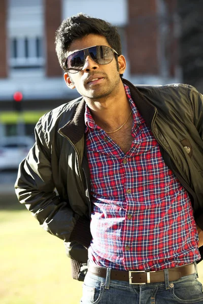 Joven hombre indio retrato usando gafas de sol (al aire libre  ) —  Fotos de Stock