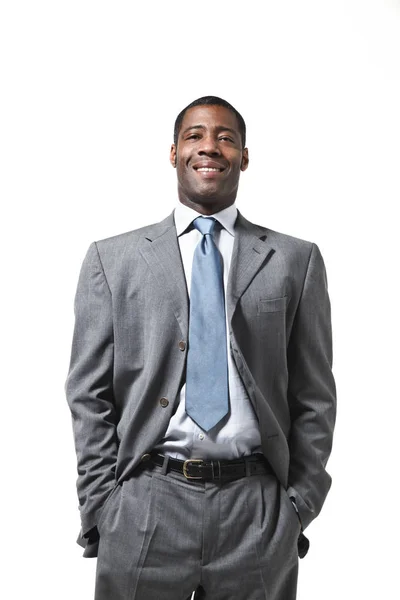 Retrato de hombre de negocios negro con traje sobre fondo blanco — Foto de Stock