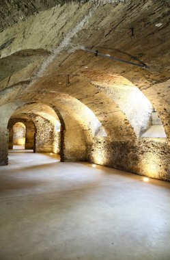 tarihi binada eski mağara