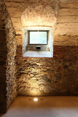 tarihi binada eski mağara