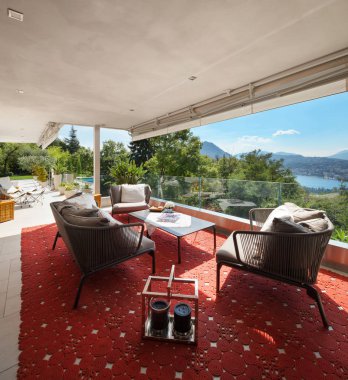 döşenmiş güzel terası