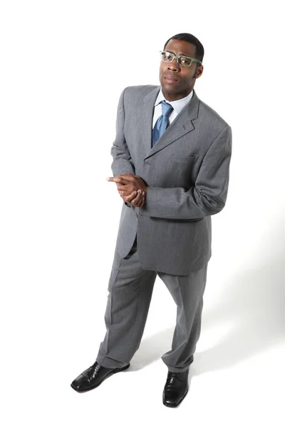 Портрет черного бизнесмена в костюме на белом фоне — стоковое фото