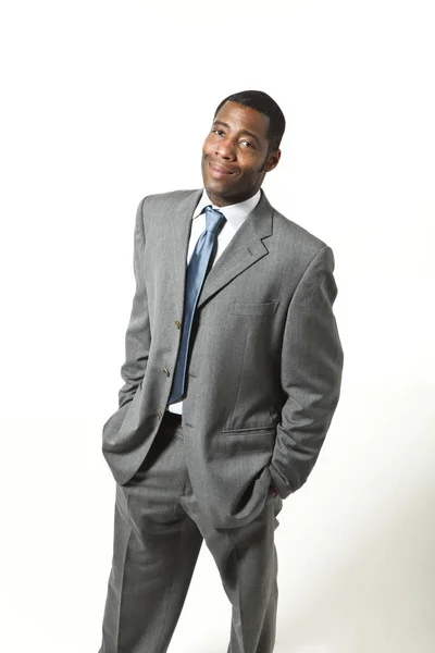 Retrato de hombre de negocios negro con traje sobre fondo blanco — Foto de Stock