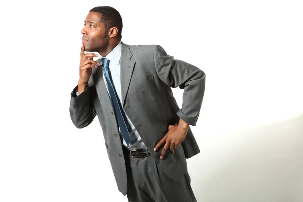 Retrato de hombre de negocios negro con traje sobre fondo blanco — Foto de Stock