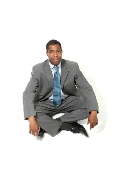 Портрет чорного бізнесмена в костюмі на білому тлі — стокове фото