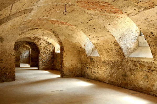 역사적인 건물에 오래 된 동굴 — 스톡 사진