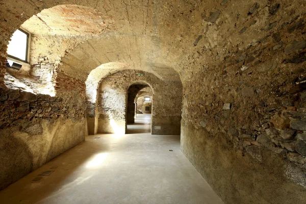 Antigua cueva en edificio histórico — Foto de Stock